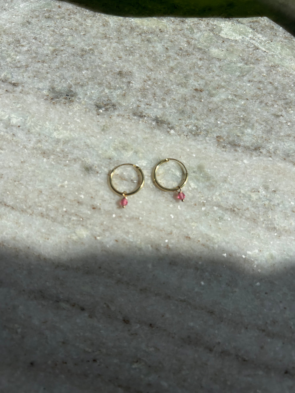 Kleine goldene Creolen mit Charm – 925 Silber vergoldet (13 mm) - Loure